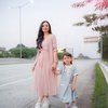 7 Potret Asmirandah dan Chloe Pamer Dress Baru, Ibu dan Anak Cantiknya kayak Boneka