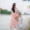 7 Potret Asmirandah dan Chloe Pamer Dress Baru, Ibu dan Anak Cantiknya kayak Boneka