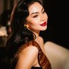 8 Foto Cantik Ariel Tatum di Gala Premier Film Catatan Harian Menantu Sinting, Elegan dan Bikin Pangling