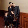 9 Foto Anissa Aziza Hadiri Gala Premier Film Terbaru Raditya Dika, Bawa Anak Buat Dukung Suami