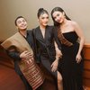 9 Foto Anissa Aziza Hadiri Gala Premier Film Terbaru Raditya Dika, Bawa Anak Buat Dukung Suami