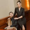 9 Foto Anissa Aziza Hadiri Gala Premier Film Terbaru Raditya Dika, Bawa Anak Buat Dukung Suami