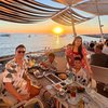 9 Foto Titi Kamal dan Christian Sugiono Nikmati Sunset di Pantai Spanyol, Romantis Abis!