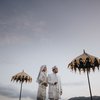 Foto Prewedding Kedua Aaliyah Massaid dan Thariq Halilintar di Gumuk Pasir, Tampil Serasi Pakai Koto Gadang ala Wanita Minang 