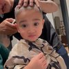 Pengen Kayak Raffi Ahmad, 8 Foto Rayyanza Cipung Potong Rambut Sampai Botak