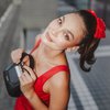 8 Foto Luna Maya Tampil dengan OOTD Serba Merah, Cantiknya Menyala dan Gak Ada Obat!