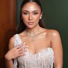 Deretan Potret Marion Jola Pakai Gaun One Shoulder, Kulit Glowingnya Bikin Salah Fokus!