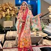 9 Potret Diah Permatasari Pakai Outfit Full Motif, Tetap Stylish - Nggak Keliatan Norak Sama Sekali!