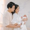 7 Foto Erick Iskandar Dampingi Istri Melahirkan Anak Kedua, Wajah Imut Sang Bayi Curi Perhatian