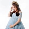 Deretan Foto Maternity Mpok Alpa yang Berkonsep Dewi Yunani, Cantik dan Keibuan Banget!