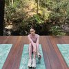 8 Foto Alyssa Daguise Ikut Yoga di Malaysia, Sambil Healing di Alam Terbuka