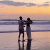 10 Foto Al Ghazali dan Alyssa Daguise Bagikan Kemesraan di Pantai, Fix Bakal sampai Nikah nih?