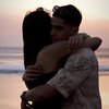 10 Foto Al Ghazali dan Alyssa Daguise Bagikan Kemesraan di Pantai, Fix Bakal sampai Nikah nih?