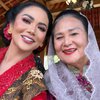 Intip Cantiknya Kris Dayanti dalam Balutan Kebaya Merah, Anggun Pancarkan Pesona Wanita Jawa