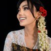 7 Potret Rina Nose Tampil Anggun dengan Busana Tradisional, Pakai Ronce Melati Jadi kayak Pengantin