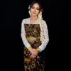 7 Potret Rina Nose Tampil Anggun dengan Busana Tradisional, Pakai Ronce Melati Jadi kayak Pengantin