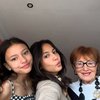 9 Foto Pevita Pearce Temui Adik dan Oma di Inggris, Kompak Ziarah ke Makam Sang Ayah!