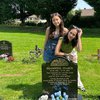 9 Foto Pevita Pearce Temui Adik dan Oma di Inggris, Kompak Ziarah ke Makam Sang Ayah!