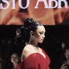 Tetap Profesional, Ini Momen Naura Ayu Tenteng Heels Usai Terjatuh saat Catwalk di JF3