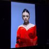 Tetap Profesional, Ini Momen Naura Ayu Tenteng Heels Usai Terjatuh saat Catwalk di JF3