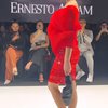 Tetap Profesional, Ini Momen Naura Ayu Tenteng Heels Usai Terjatuh saat Catwalk di JF3