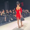 Tetap Profesional, Ini Momen Naura Ayu Tenteng Heels Usai Terjatuh saat Catwalk di JF3