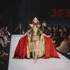 8 Foto Laura Moane Tampil di Atas Catwalk, Cantiknya Elegan dan Berkelas!