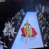 8 Foto Laura Moane Tampil di Atas Catwalk, Cantiknya Elegan dan Berkelas!