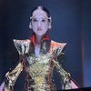 8 Foto Laura Moane Tampil di Atas Catwalk, Cantiknya Elegan dan Berkelas!