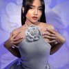 8 Foto Fuji Pakai Mini Dress Silver di Pemotretan Terbarunya, Cantik sekaligus Gemes Abis!