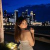 7 Foto Cassandra Lee Berpose di Marina Bay Singapore, Sangat Anggun dengan Dress Full White