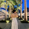 7 Foto Cassandra Lee Berpose di Marina Bay Singapore, Sangat Anggun dengan Dress Full White