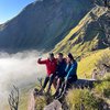 9 Foto Wendy Walters Naik Gunung Mebabu Bareng Jerome Polin, Kompak Berpose di Atas Lautan Awan