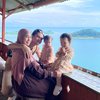 10 Foto Anisa Rahma dan Suami Boyong Anak-Anak ke Aceh, Si Kembar Tampak Gemas saat Pakai Kerudung