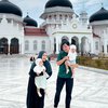 10 Foto Anisa Rahma dan Suami Boyong Anak-Anak ke Aceh, Si Kembar Tampak Gemas saat Pakai Kerudung