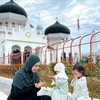 10 Foto Anisa Rahma dan Suami Boyong Anak-Anak ke Aceh, Si Kembar Tampak Gemas saat Pakai Kerudung