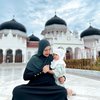 10 Foto Anisa Rahma dan Suami Boyong Anak-Anak ke Aceh, Si Kembar Tampak Gemas saat Pakai Kerudung