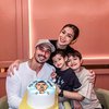 8 Foto Perayaan Ulang Tahun Vincent Verhaag, Sederhana bareng Istri dan Anak-Anak