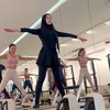 7 Foto Inara Rusli Latihan Pilates, Auranya Awet Muda Banget!