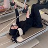 7 Foto Inara Rusli Latihan Pilates, Auranya Awet Muda Banget!