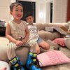 7 Foto Rayyanza Cipung Belajar Sepatu Roda, Setia Ditemani Rafathar