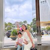 7 Foto Shandy Aulia dan Putrinya Jalan-jalan di Korea Selatan, Cantiknya Saingan nih!