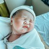 9 Foto Baby Zeya Savannah Luv Anak Tengku Dewi Putri dan Andrew Andika, Pipi Chubbynya Bikin Gemas!