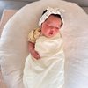 9 Foto Baby Zeya Savannah Luv Anak Tengku Dewi Putri dan Andrew Andika, Pipi Chubbynya Bikin Gemas!