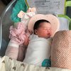 9 Foto Baby Zeya Savannah Luv Anak Tengku Dewi Putri dan Andrew Andika, Pipi Chubbynya Bikin Gemas!