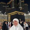 Disebut Haram karena Pegang Pods, Ini 10 OOTD Lula Lahfah Berhijab saat Ibadah Umrah