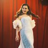 10 Foto Ayu Ting Ting Cosplay Noni Belanda, Pesonanya Disebut Mirip Marilyn Monroe