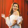 10 Foto Ayu Ting Ting Cosplay Noni Belanda, Pesonanya Disebut Mirip Marilyn Monroe