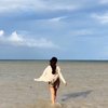 8 Foto Penampilan Fuji Saat Healing di Pantai, Cantiknya Nggak Ngebosenin!