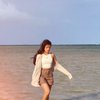 8 Foto Penampilan Fuji Saat Healing di Pantai, Cantiknya Nggak Ngebosenin!